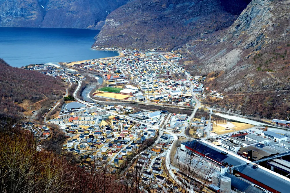 Årdal innerst i Sognefjorden trenger mer strøm. Statnett foreslår å bygge en ny forbindelse fra Sogndal.