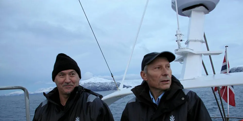 INSPEKTØRENE: Thorvald Josefsen (t.v.) og Wiggo Olaisen, inspektører i Fiskeridirektoratets sjøtjeneste, region nord, er på plass i Reisafjorden for å holde oppsyn med sildeaktiviteten utenfor Skjervøy.Foto: Torhild M. Martinussen