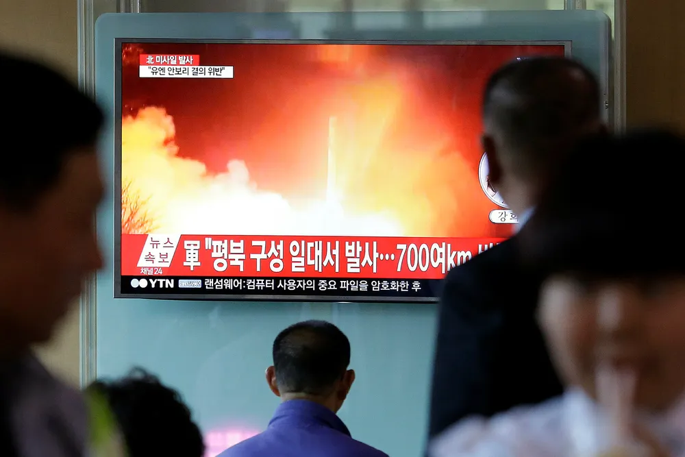 – Den nordkoreanske trusselen er på vei inn i en ny og mer alvorlig fase, frykter Japans statsminister Shinzo Abe. Krigshandlinger vil ramme hele verdensøkonomien hardt. Sist søndag foretok Nord-Korea en ny prøveoppskyting av mellomdistansemissil. Foto: Ahn Young-joon/AP/NTB Scanpix
