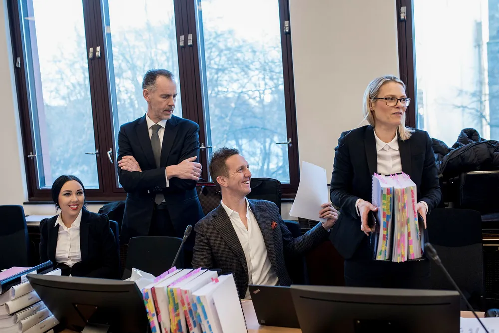 Advokatene Nina Thommesen, til venstre og Bård Koppang ledet an i forsvaret av Kjetil Andersen, i midten, i Stavanger tingrett mandag. Advokat Belinda Taranger Ingebrigtsen, til høyre, skal gå nærmere gjennom de økonomiske sidene av saken tirsdag. Foto: Tommy Ellingsen