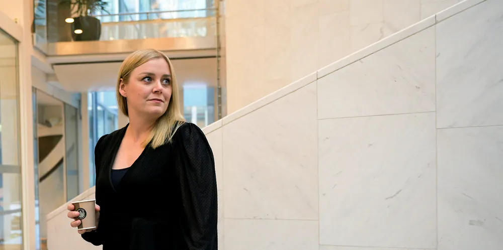 Olje- og energiminister Tina Bru vil ha en prat med Forbrukerrådet og Energi Norge angående strømavtaler.