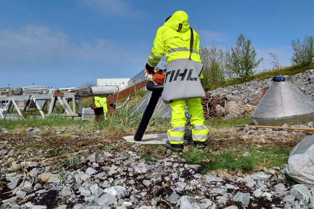 Opprydningen er i gang i Finnmark etter utslipp av store mengder plastkuler. Statsforvalteren har satt 1. oktober som frist for at opprydningsarbeidet skal være ferdig.