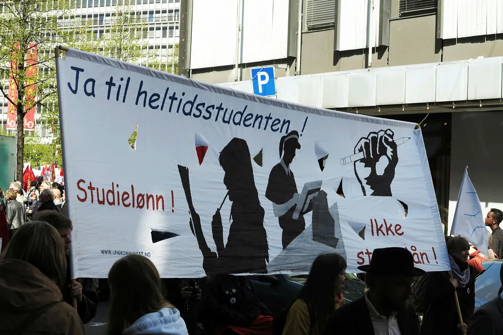 De nye reglene for studielån er blitt møtt med motstand fra studenthold.