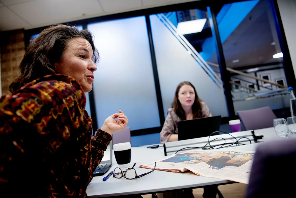 Nathalie Eyde Warembourg og Ingvild Østvold i Ipsos slår fast at bestemor nå har kommet seg på Facebook. 76 prosent av de over 60 år har Facebookprofil. Foto: Mikaela Berg