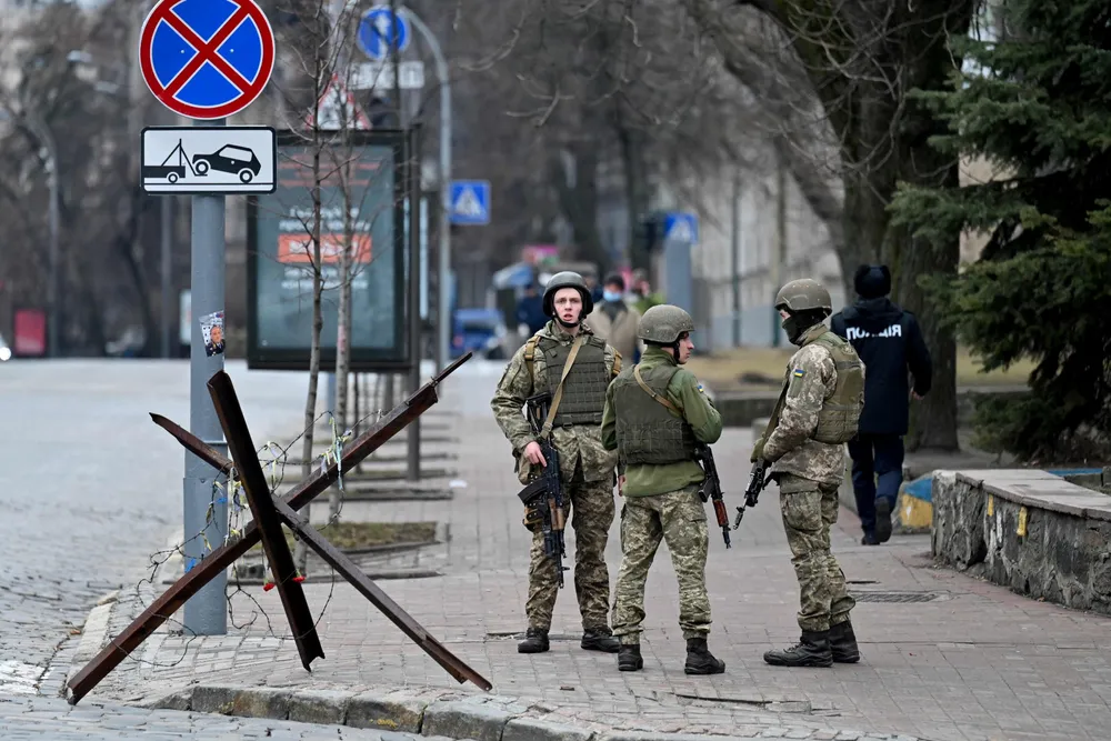 Ukrainske soldater ved en veisperring ved regjeringskvartalet i Kyiv fredag. Krisen i Ukraina er et godt eksempel på radikal usikkerhet.