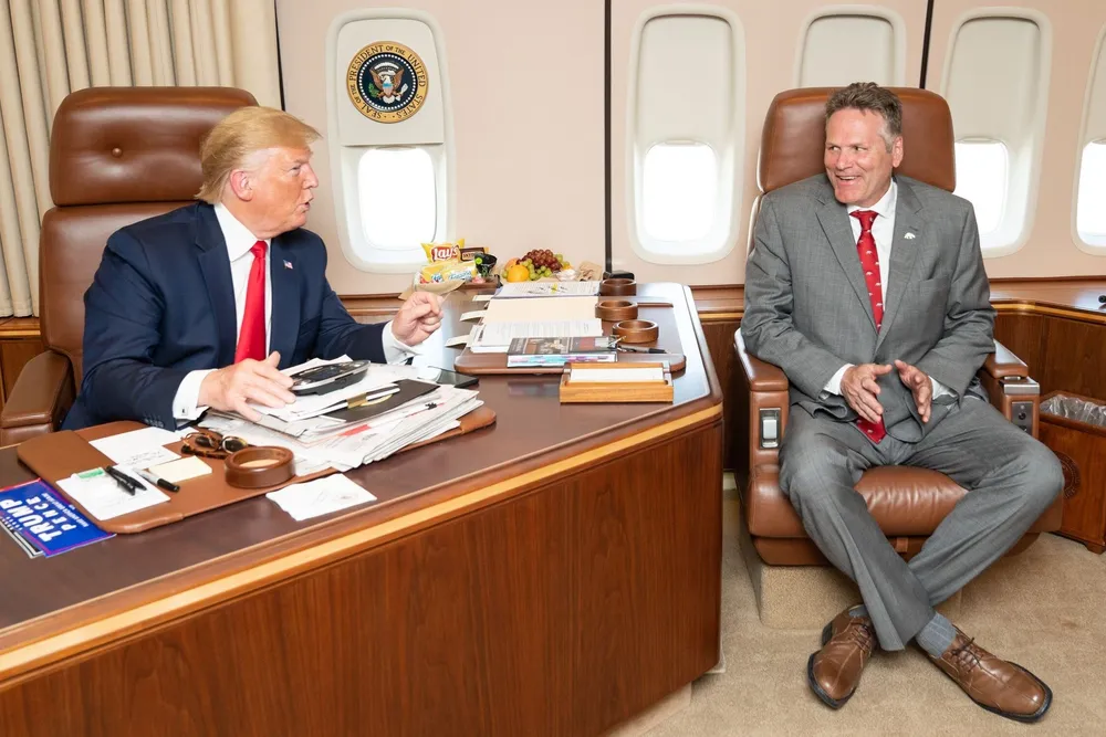 Alaskas republikanske guvernør Mike Dunleavy (t.h.) i møte med USAs president Donald Trump.