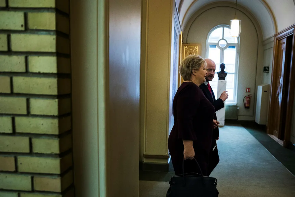 Stasminister Erna Solberg og hennes statssekretær for pressesaker Sigbjørn Aanes i vandrehallen onsdag denne uken. Foto: Per Thrana