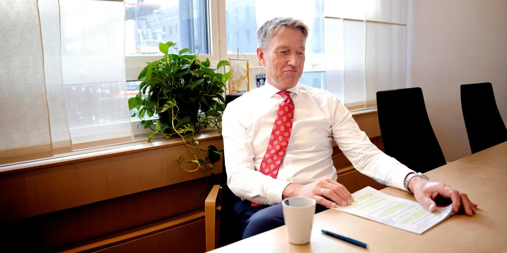 Energiminister Terje Aasland vil ikke gi NVE tidsfrister for behandling av kraftkonsesjoner. – Det er ikke hensiktsmessig, skriver han.