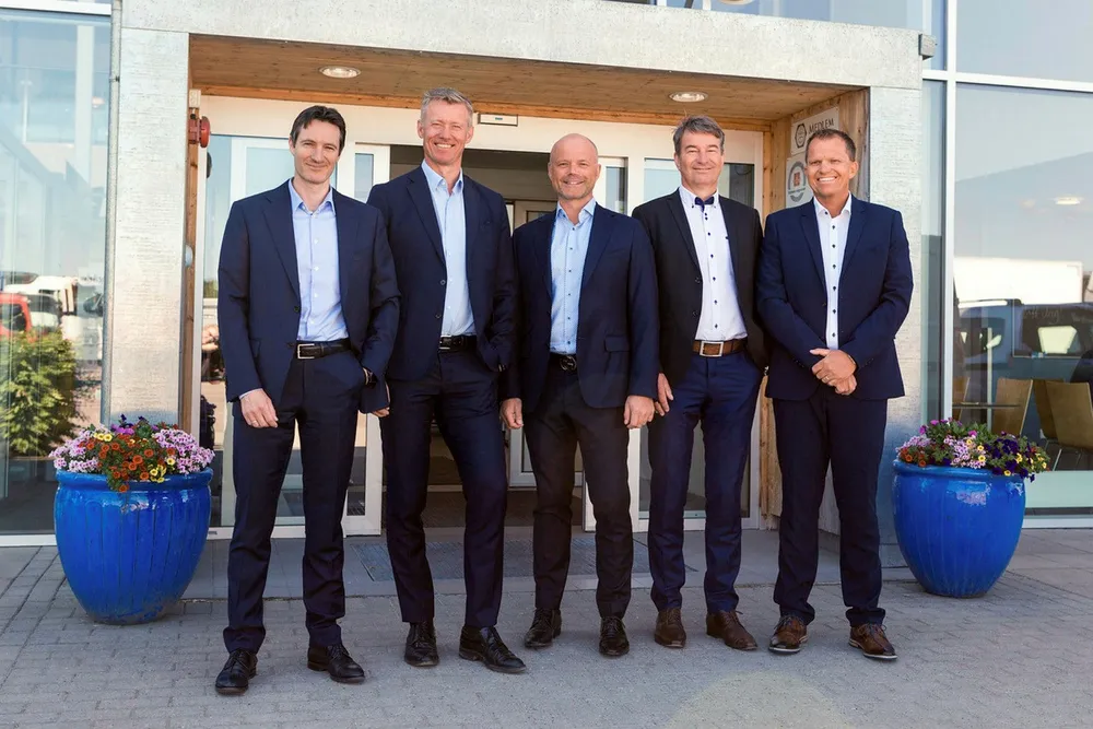 De tre forhandlerne slår seg sammen til konsernet Cognia. Fra venstre Nils Fredriksen, finansdirektør, Grant T. Larsen, konsernsjef, Marius Spiten-Nysæter, direktør strategi og forretningsutvikling, Dag Liverød, administrerende direktør Bil-Service Personbiler og Petter Haakestad, leder for eiendom. Foto: Cognia
