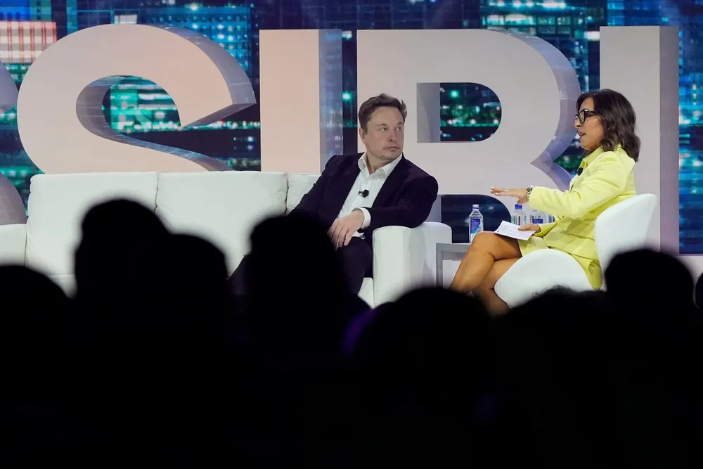 Twitter-eier Elon Musk bekrefter han har funnet en etterfølger som toppsjef for selskapet. Linda Yaccarino er styreformann for reklame og partnersamarbeid hos NBC. Hun intervjuet Musk nylig under en konferanse i Miami.