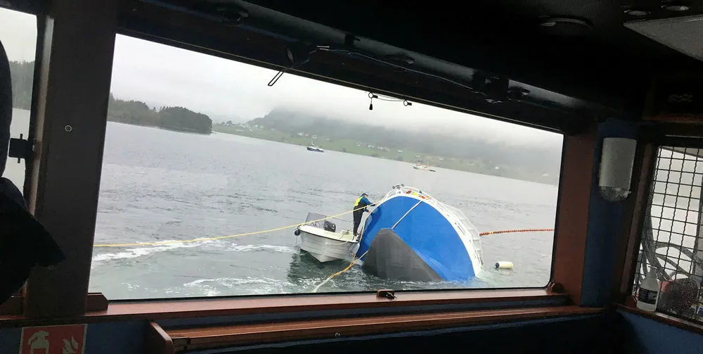 Berging av fiskebåten som gikk rundt i Syltefjorden.