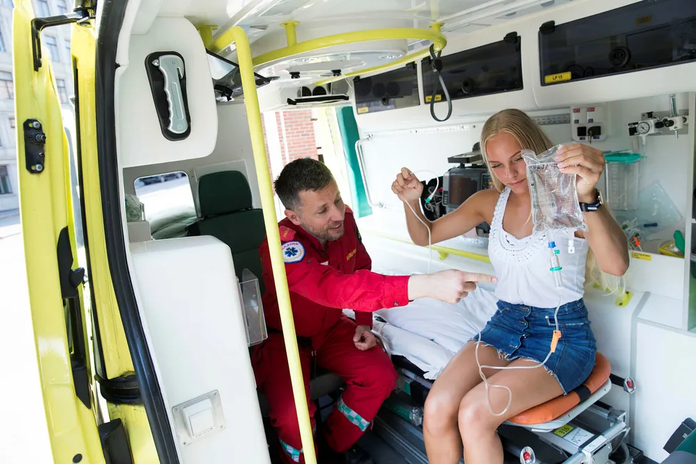 Universitetslektor og paramedic Carl Christiansen viser Ingrid Irene Halvorsen (19) rundt i en ambulanse, som en forsmak til hva som venter henne i løpet av studiene.