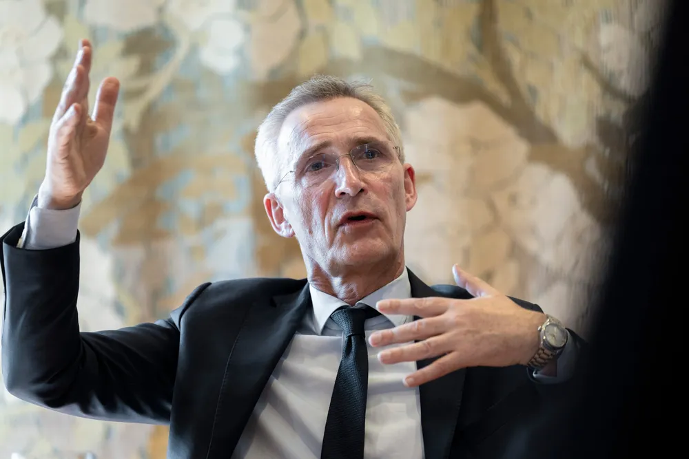 Jens Stoltenberg husker godt hva han skrev om det miljøindustrielle kompleks i selvbiografien da han trodde han var ute av norsk politikk. Nå må han som finansminister forsvare dyre klimatiltak fra Støre-regjeringen, men bare delvis.