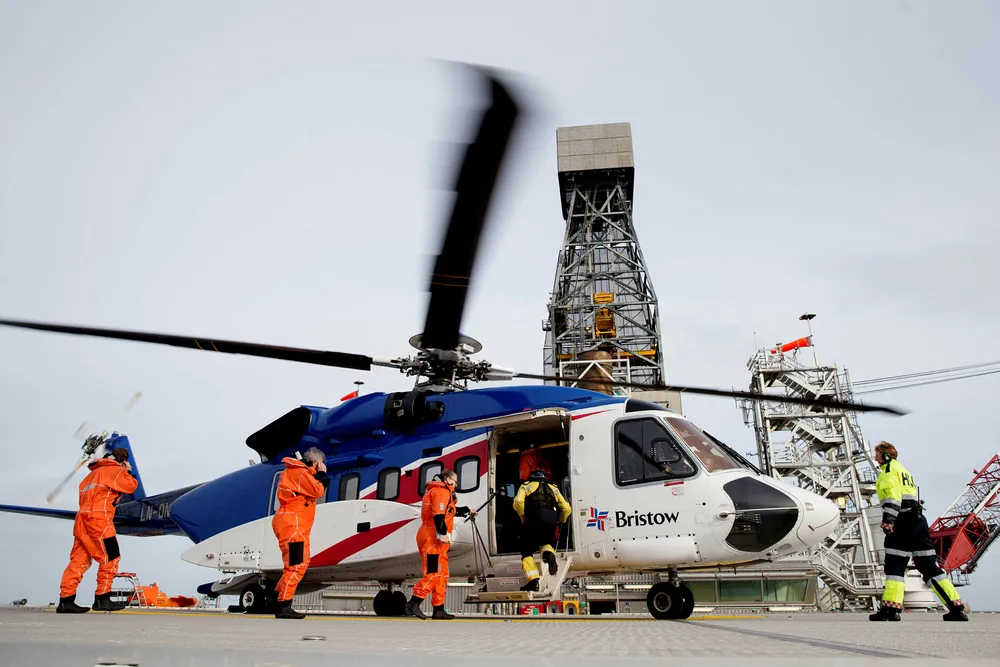 Fagforeninger er redd for hva nye regler kan innebære for helikoptersikkerheten. På bildet går passasjerer ombord i et helikopter på Edvard Grieg-plattformen på Utsirahøyden i Nordsjøen, 180 km vest for Stavanger. Foto: Håkon Mosvold Larsen / NTB scanpix