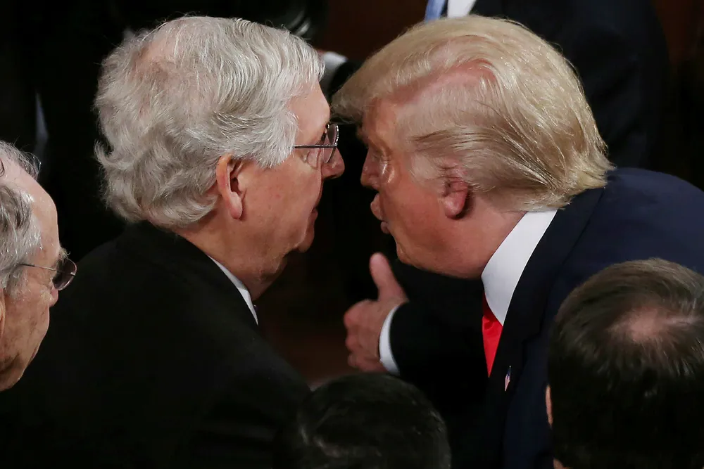President Donald Trump konfererer med senator Mitch McConnel etter State of the Union-talen. Trump har nå full kontroll på Det republikanske partiet.