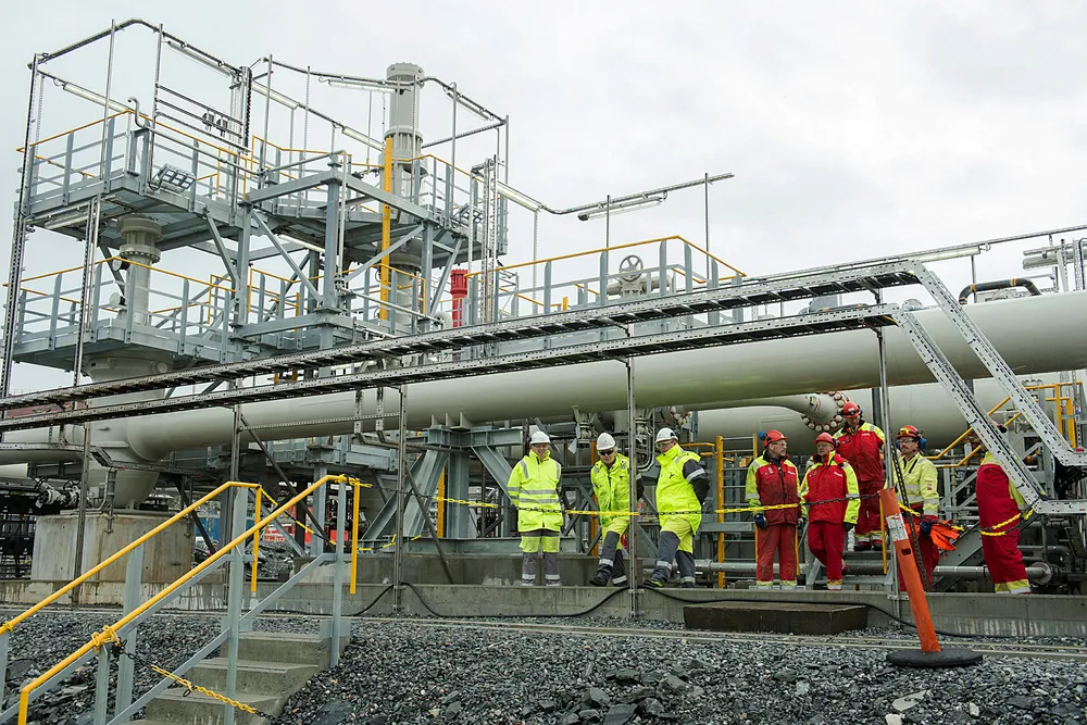 De store kostnadsoverskridelsene knyttet til Mongstad-prosjektet utgjorde en viktig erfaring for staten som eier i Statoil (nå Equinor), skriver artikkelforfatterne. Her er anlegget der oljen fra Johan Sverdrup-feltet ankommer i rør til Mongstad.
