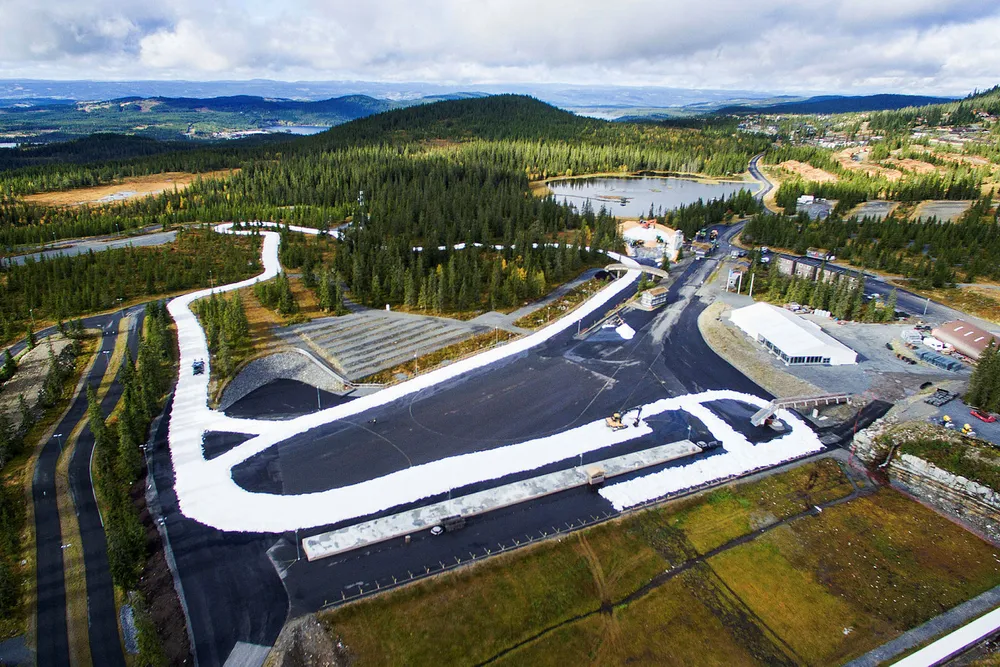 Her åpner de første meterne med skiløype denne uken. Tidlig skiføre gir enorm gevinst for i tiden frem mot jul. Bildet er fra snølegging et tidligere år. Foto: Tore Meek/NTB Scanpix