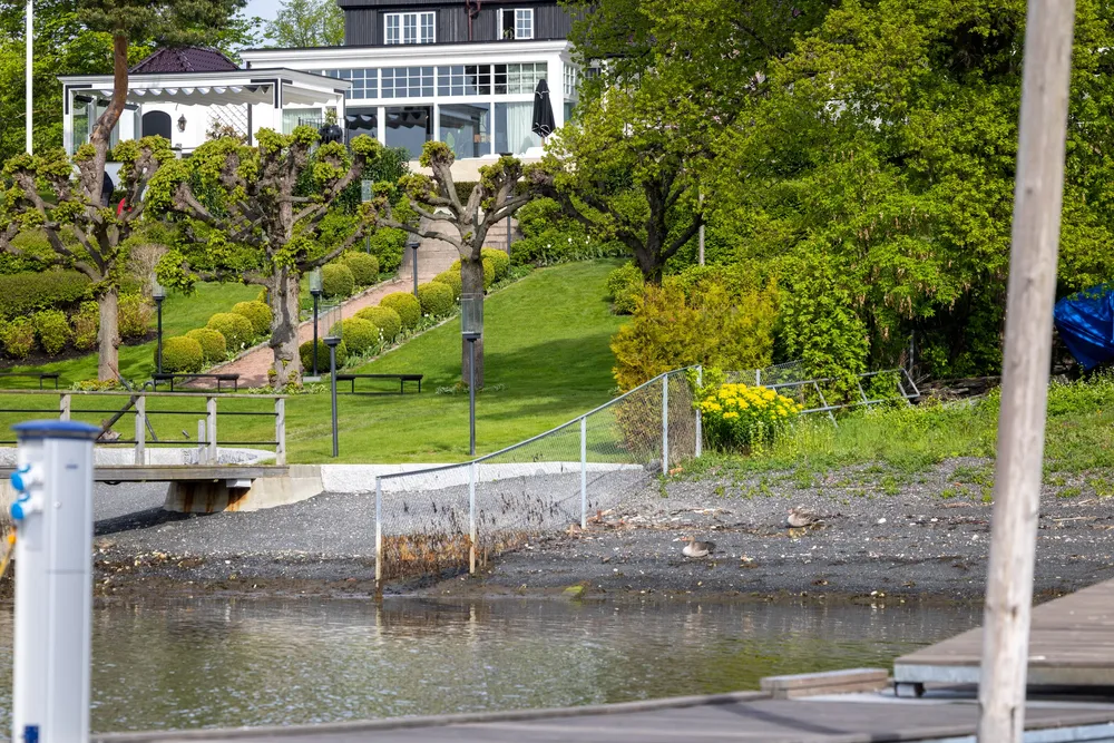 Kommunen krever at gjerdet rives eller at det setter inn en port slik at tilgang til strandsonen sikres for allmennheten.
