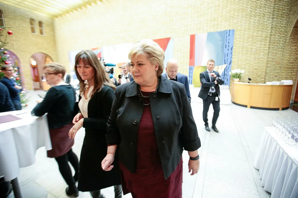Statsminister Erna Solberg orienterte Stortinget om at forholdet mellom Kina og Norge normaliseres. Her sammen med kommunikasjonssjef Trude Måseide (t.v.). Foto: Åserud, Lise