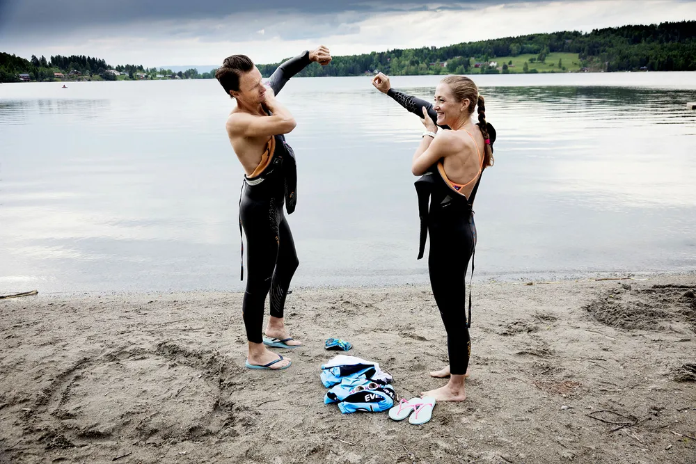 Ekteparet Trude Wermskog Stormo (36) og Lars Petter Stormo (37) trener de fleste øktene sammen. De to er begge i norgestoppen i ironman-triatlon. Det vil si full distanse med 3800 meter svømming, 180 kilometer sykling og 42,2 kilometer løping. Foto: Gunnar Lier