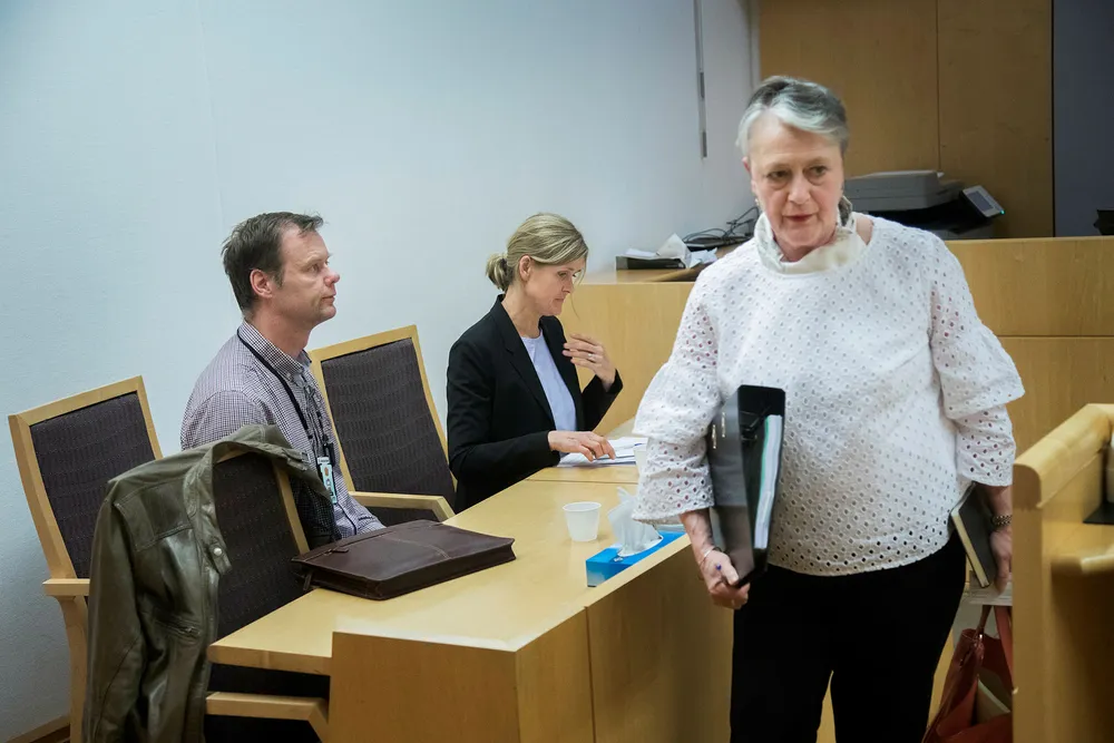 Politioverbetjent Johnny Helle fra Økokrim (til venstre), politiadvokat Anne Glede Allum og den Gartnerhallen-ansattes forsvarer Berit Reiss-Andersen pakker sammen sakene sine etter rettsmøtet fredag. Foto: Thomas T. Kleiven.