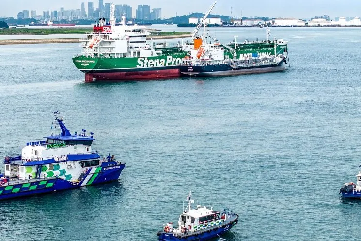 Ship-to-ship bunkering of blended grey and biogenic methanol in Singaporean waters