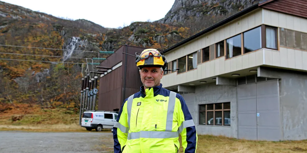 Einsam på vakt ved Vemundsbotn kraftstasjon. –Her er eg minst ein gong i veka for å ha tilsyn, utføra vedlikehald og retta feil som oppstår, seier kraftverksoperatør Steinar Solheim.