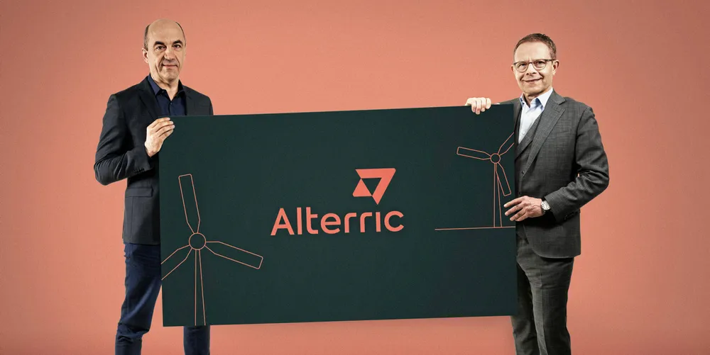 Stefan Dohler, chairman of the board of EWE (left), and Heiko Janssen, chairman of the board of the Aloys Wobben Stiftung, with the new Alterric company logo