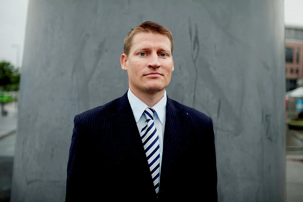 – Bankene kommer til å si at det nytter ikke å ha 14 små riggselskaper, vi vil ha tre store. Det er det jeg tror kommer til å skje, sier rigganalytiker Lukas Daul i ABG Sundal Collier.