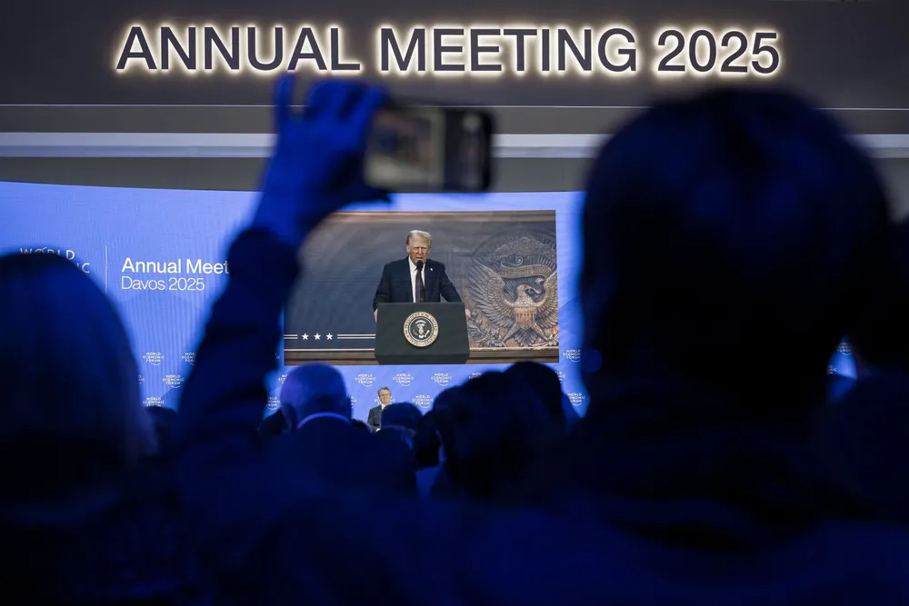 USAs nyinnsatte president Donald Trump ruver på skjermen over hodet på Klaus Schwab, grunnleggeren og lederen av World Economic Forum. Trump talte til de fremmøtte i Davos via en videolink torsdag kveld. Trump har allerede undertegnet en bunke presidentordre, flere av dem bidrar til å gravlegge grønn politikk.