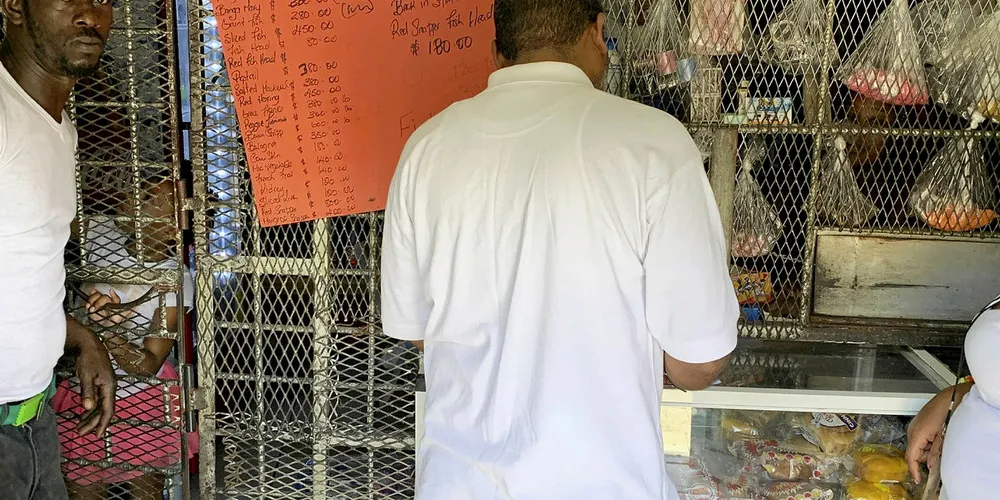 JAMAICA: Norsk klippfisk av sei selges som hverdagsmat i de utallige butikkene på Jamaica.