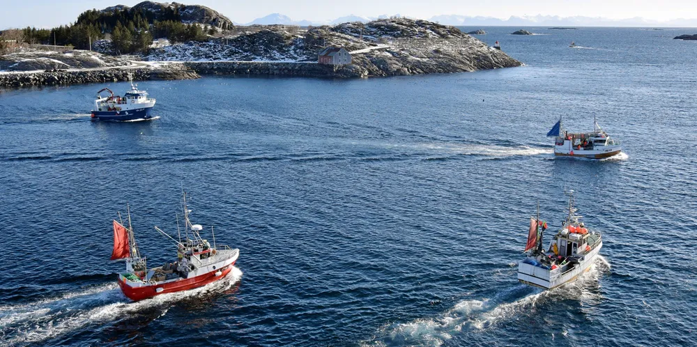 Kystvaktsentralen er et svært viktig tilbud for fiskere, og har en avgjørende rolle i arbeidet med å sikre ordnede forhold på fiskefeltene. Bildet viser sjarker på lofotfiske i mars 2021.