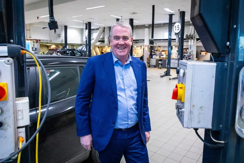 Administrerende direktør Frode Hebnes i Bilia smiler over resultatet for 2020. Her på verkstedet til Bilia på Skøyen, i Oslo.