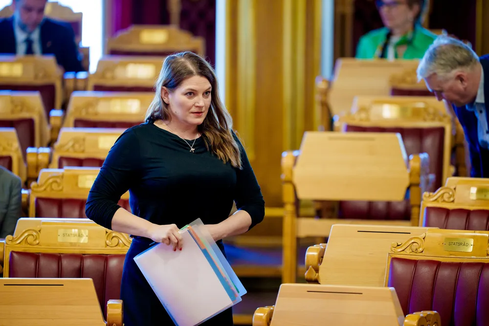 Næringsminister Cecilie Myrseth (Ap) skriver nå svart på hvitt til Stortinget at hun ikke forventer at toppsjefer i statlige selskaper skal greie seg med samme kronetillegg som andre ansatte.