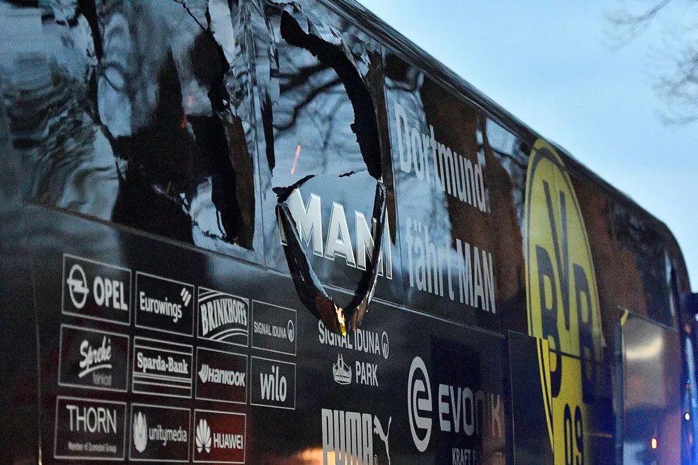 Borussia Dortmund ble angrepet rett før en kvartfinale i Champions League mot Monaco i 2017. I tillegg til materielle skader, måtte en av spillerne operere etter angrepet.