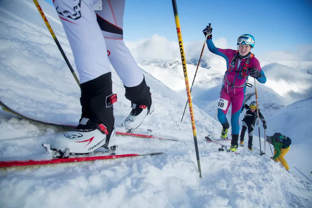 Johanna Erikson fra Tromsø Randoneeklubb sliter seg oppover konkurransetraseen sammen med de andre deltagerne. Foto: Thomas Kleiven