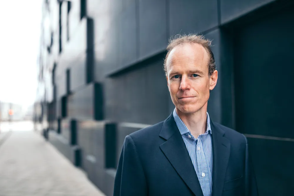 Aksjestrateg Paul Harper i DNB Markets utenfor DNBs hovedkontor i Bjørvika i Oslo.
