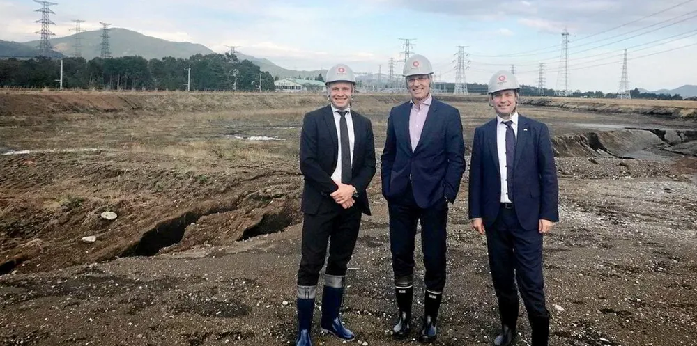 Her er Proximar Seafood bygger et landbasert lakseanlegg i Japan. Dette ble tatt før byggingen startet. F.v.: Pål Grimsrud (finansdirektør), Per Grieg jr. (styremedlem ) og Joachim Nielsen (adm dir).