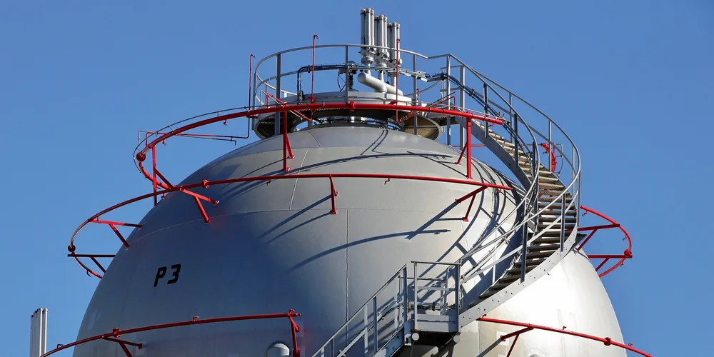 Kombinasjonen av gass og klimakvoter kommer ofte på marginalen i europeiske kraftauksjoner. Dermed avgjør de minsteprisen for strøm når andre energikilder ikke klarer å produsere nok til å dekke strømforbruket. Gasstank på Lanzarote.