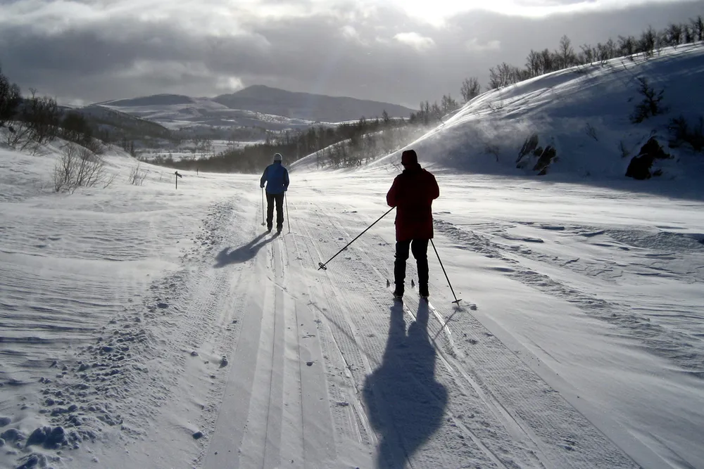 Kan du gå på skitur uten å bekymre deg for hva strømregningen kommer til å bli? Fastprisavtalene som tilbys forbrukerne for de neste seks månedene, ligger i alle fall til dels mye høyere i pris enn nivået på avtalene som markedet faktisk inngår.