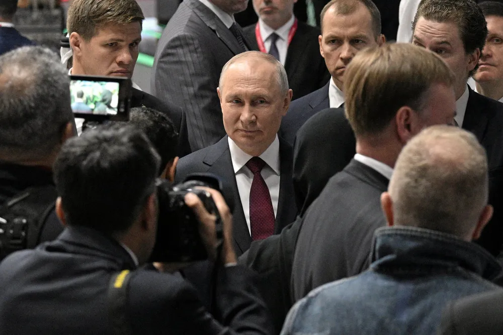 Russlands president Vladimir Putin finansierer krigføring i Ukraina med oljeinntekter fra Skyggeflåten.