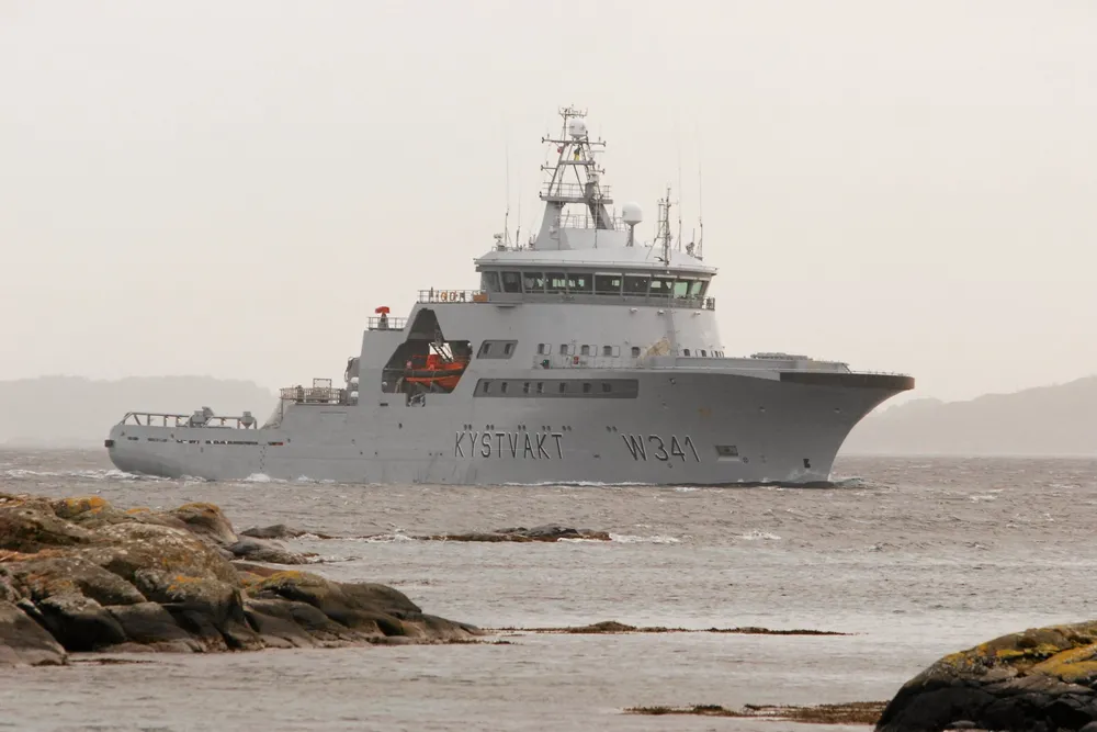 Det var Kystvakten som oppdaget og filmet da ringnotbåten slapp ut 30-40 tonn kolmule i Nordsjøen. Her V «Bergen» i Korsfjorden på vei inn fra Nordsjøen mot Haakonsvern og Bergen.