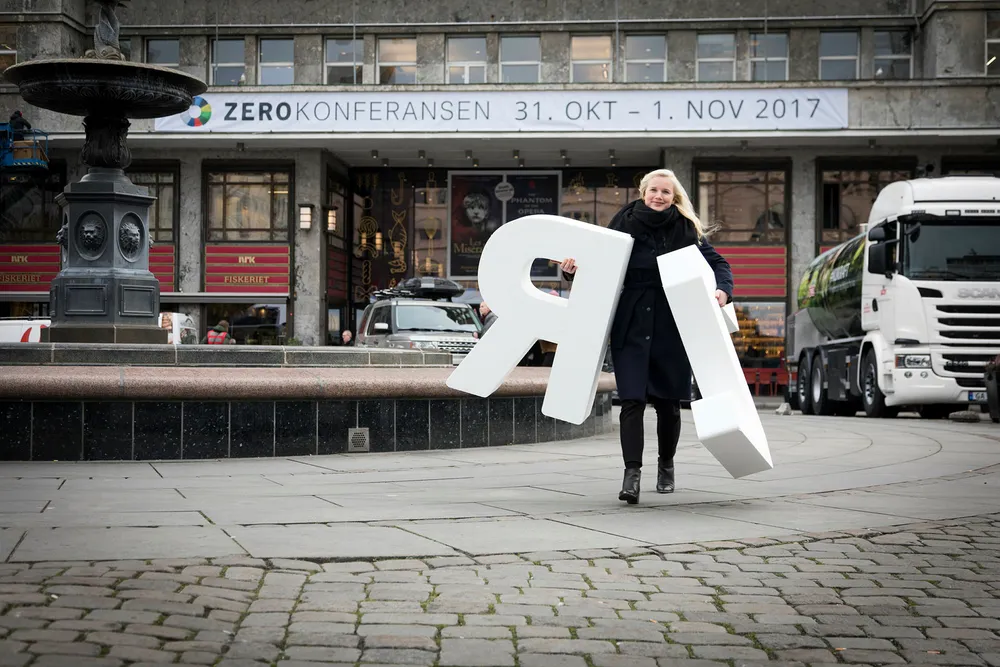 Prosjektleder for Zerokonferansen, Ingrid Aasaaren, har jobbet med konferansen siden fjorårets var ferdig. Her med to bokstaver som skal være rekvisitter. Foto: Gunnar Lier