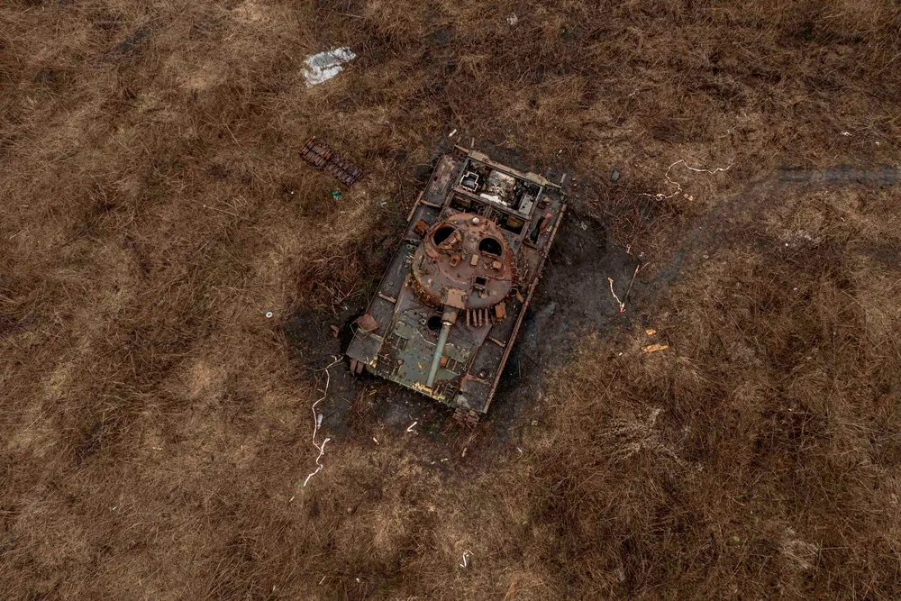 Uten penger vil Ukraina tape. Det kan vi ikke la skje, skriver artikkelforfatteren. Bildet viser en ødelagt tank utenfor Izium i Kharkiv-regionen.