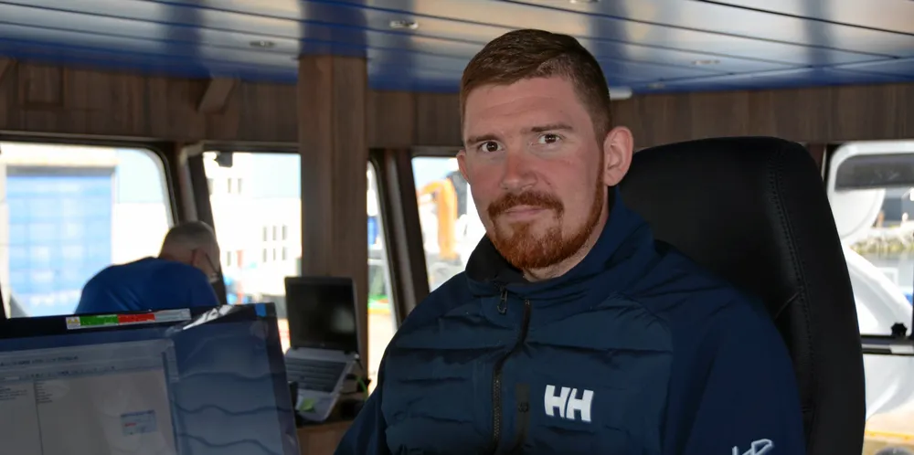 Skipper Sondre Kristoffersen på «Jens Kristian» fikk kjemperespons da han delte ut gratis sild hjemme i Alta nylig.