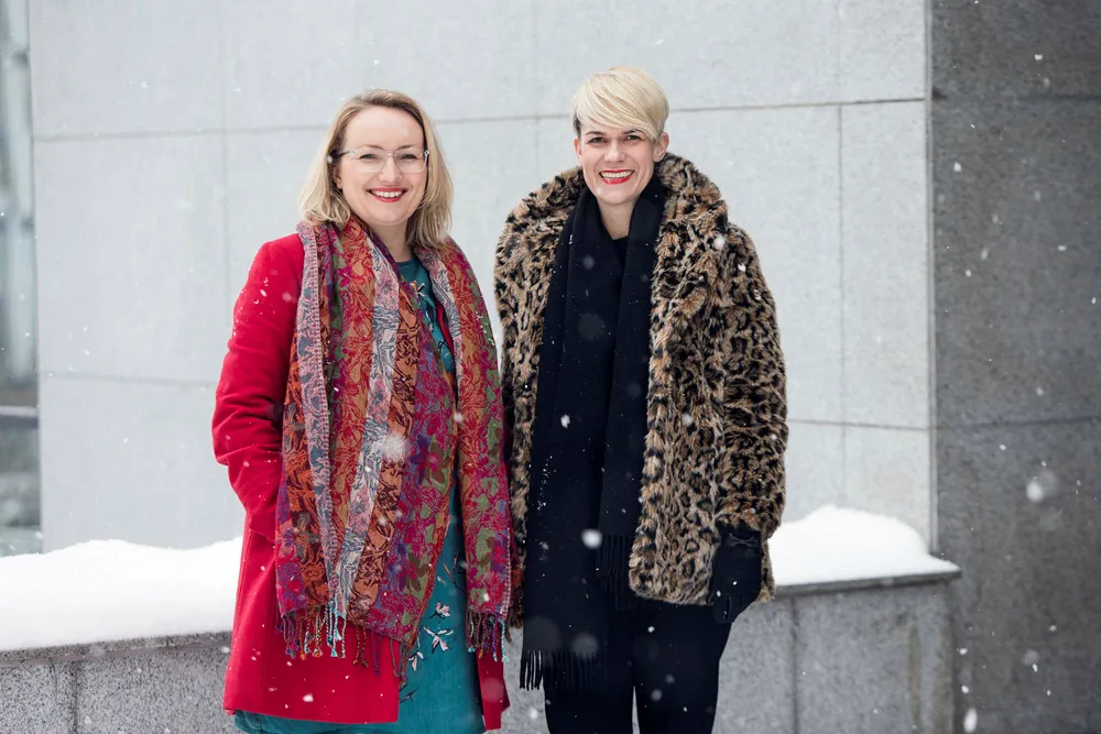 Komiker Sigrid Bonde Tusvik og frilansjournalist Ida Eliassen-Coker har startet kvinnebladet Altså, med første utgave lagt til april. Så nytt er det at eieravtalen blir signert under fotograferingen på Nydalen.