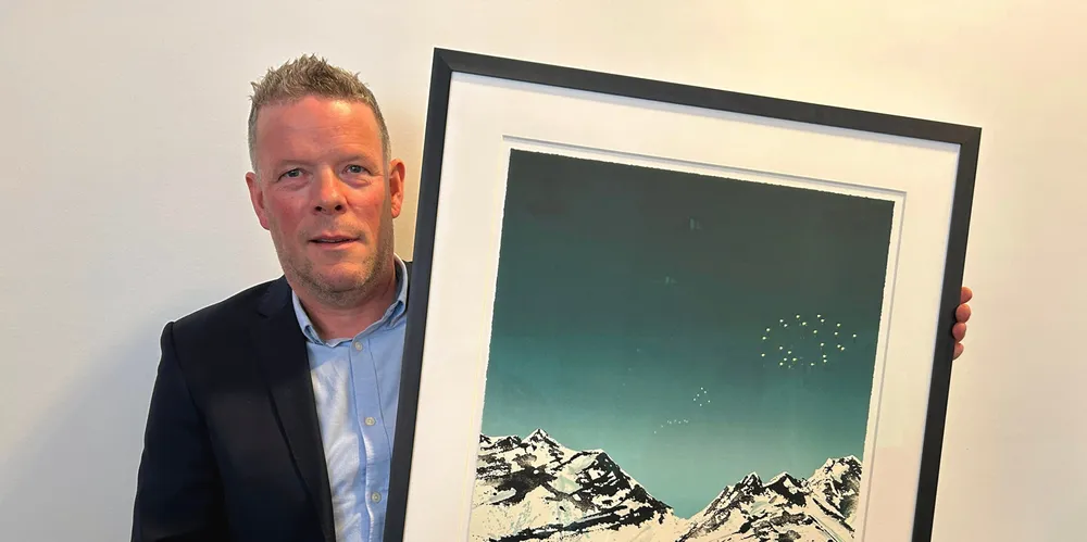 Linefisker Jens-Einar Bjøkås Johnsen ble takket av etter 12 år i styret til Fiskernes Agnforsyning. – I løpet av de årene har jeg blitt voksen, sier 47-åringen og ler.