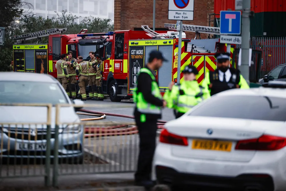 Politiet og brannvesenet på plass ved transformatoren i Vest-London, som forsyner Heathrow med strøm.