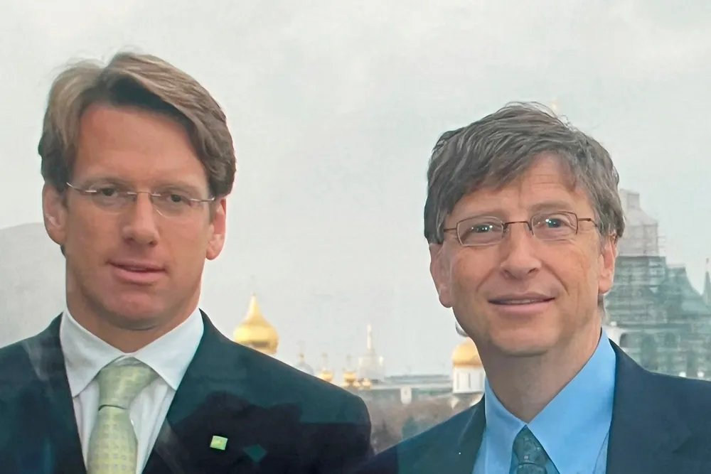 Birger Steen (t.v.) var Microsofts toppsjef i Russland i 2004–2009. Her avbildet med selskapets profilerte gründer Bill Gates, foran Kreml i Moskva.