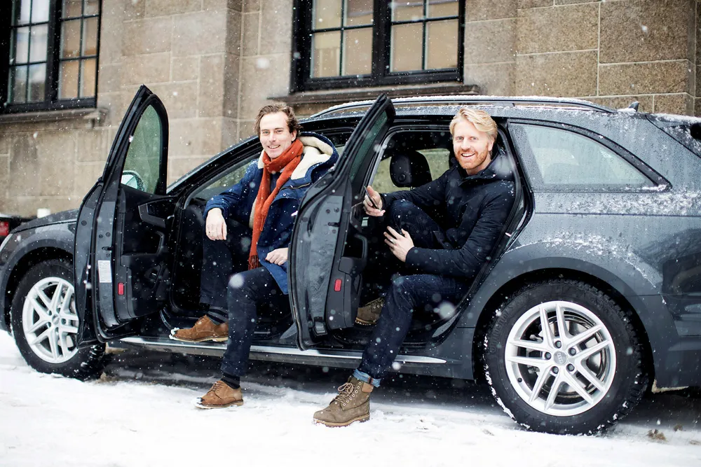 Daglig leder Nils Petter Nordbø i Hyre i førersetet med markedssjef Jon Harald Ryste Rønning bak. Selskapet satser på en løsning som skal være et alternativ til å eie egen bil, spesielt i byer. Foto: Fredrik Solstad